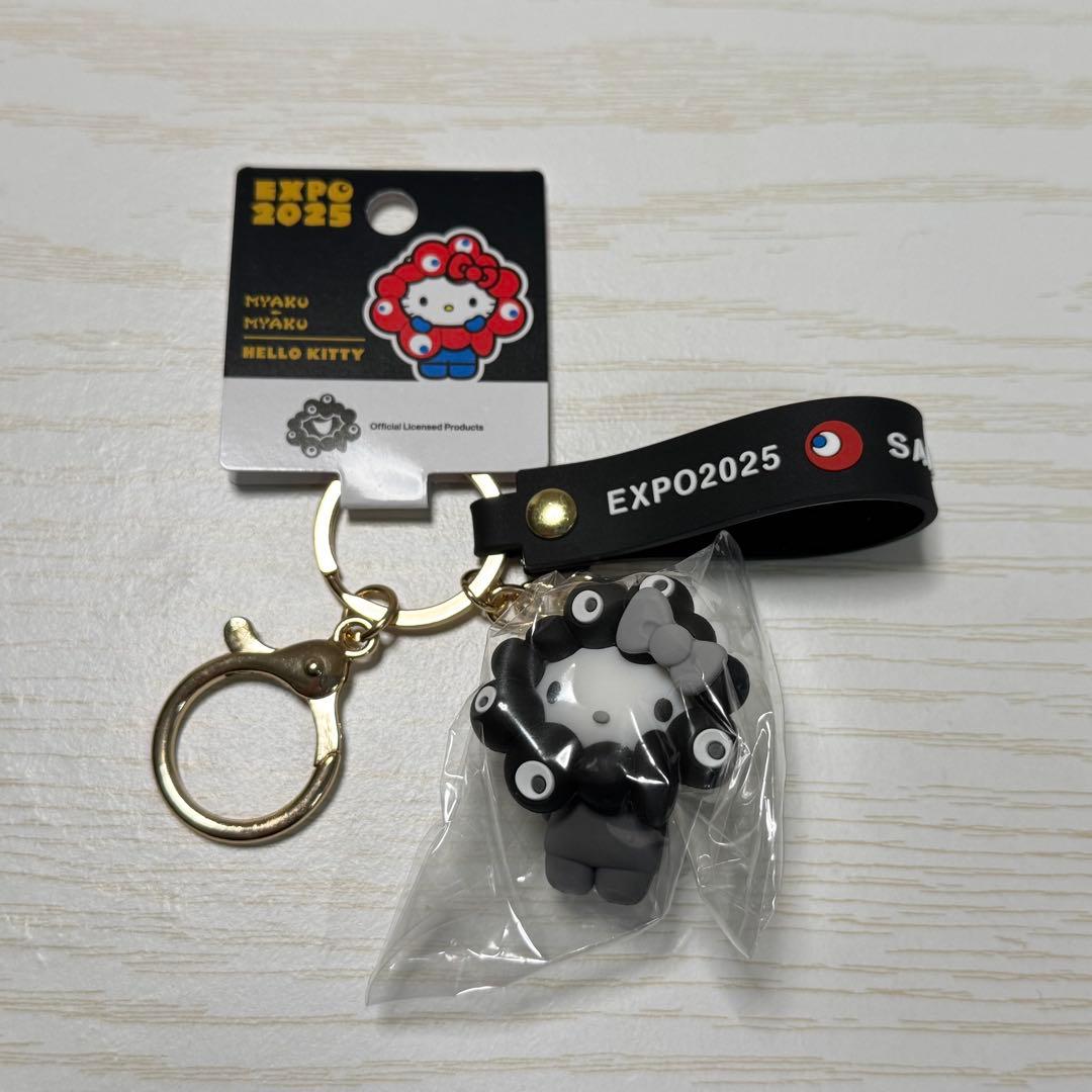 サンリオ ハローキティ 黒ミャクミャク コラボストラップ