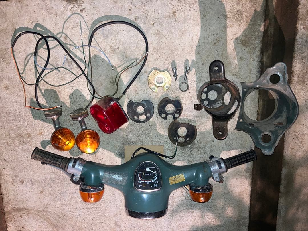 カブC5050 6V車 ハンドル周りとテールレンズ等