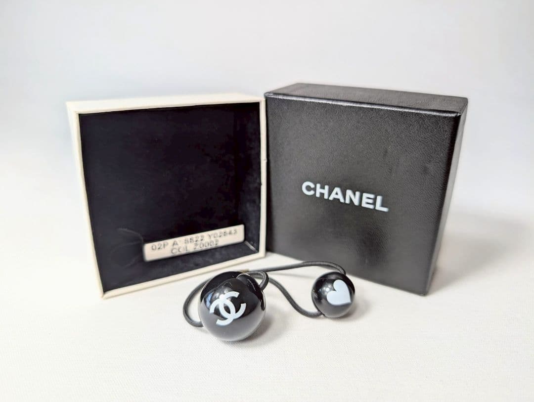 【極美品！鑑定済み！】シャネル ヘアゴム ハート ブラック　ビンテージ 0_dc995b33bf79f7e496902db2746b