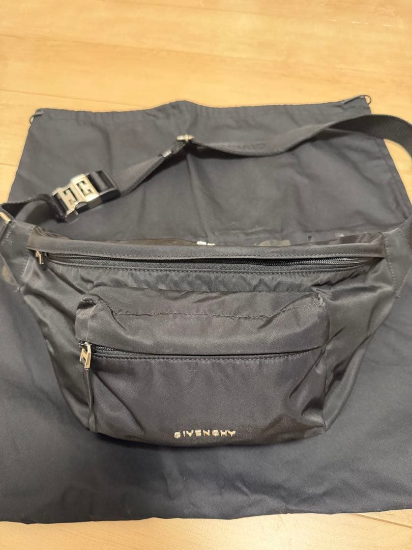 ジバンシー　エッセンシャル　ウエストポーチ　ボディバッグ　4Gpロゴ　黒 GIVENCHY（ジバンシィ） ボディバッグ ESSENTIAL U BUMBAG