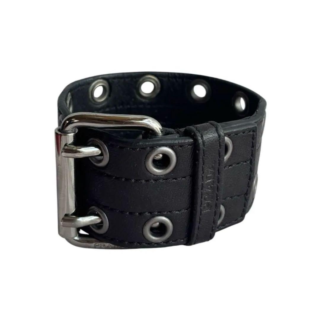 PRADA レザー ダブルアイレット ロゴ ブレスレット PRADA レザー ダブルアイレット ロゴ ブレスレット