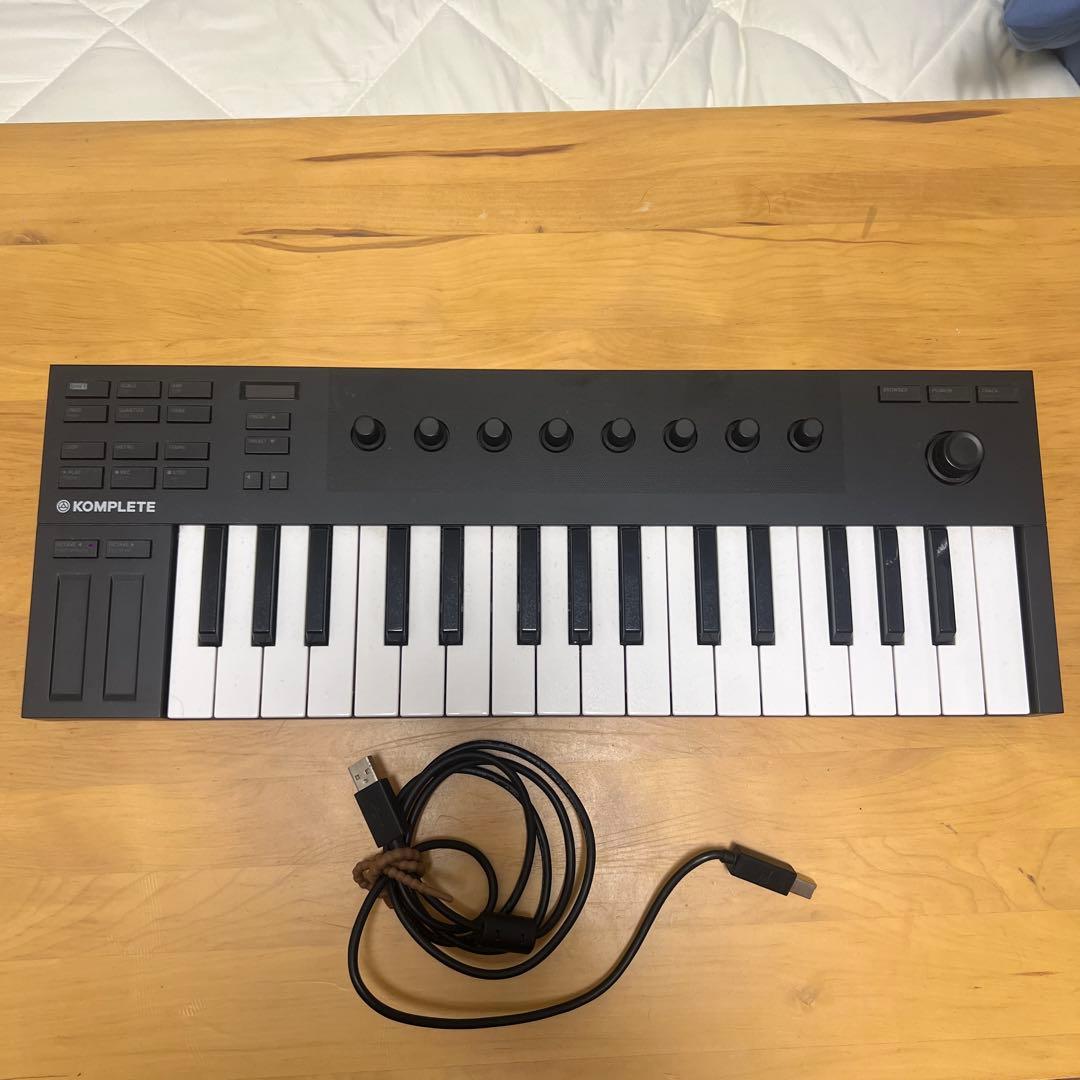 新品同様！KOMPLETE KONTROL M32 MIDIキーボード