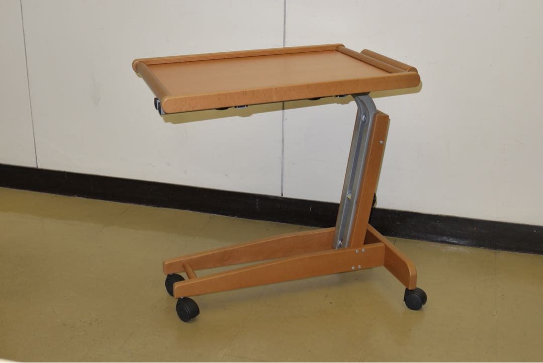 イタリア　フォパペドロッティ折りたたみ式ベッドサイドテーブル