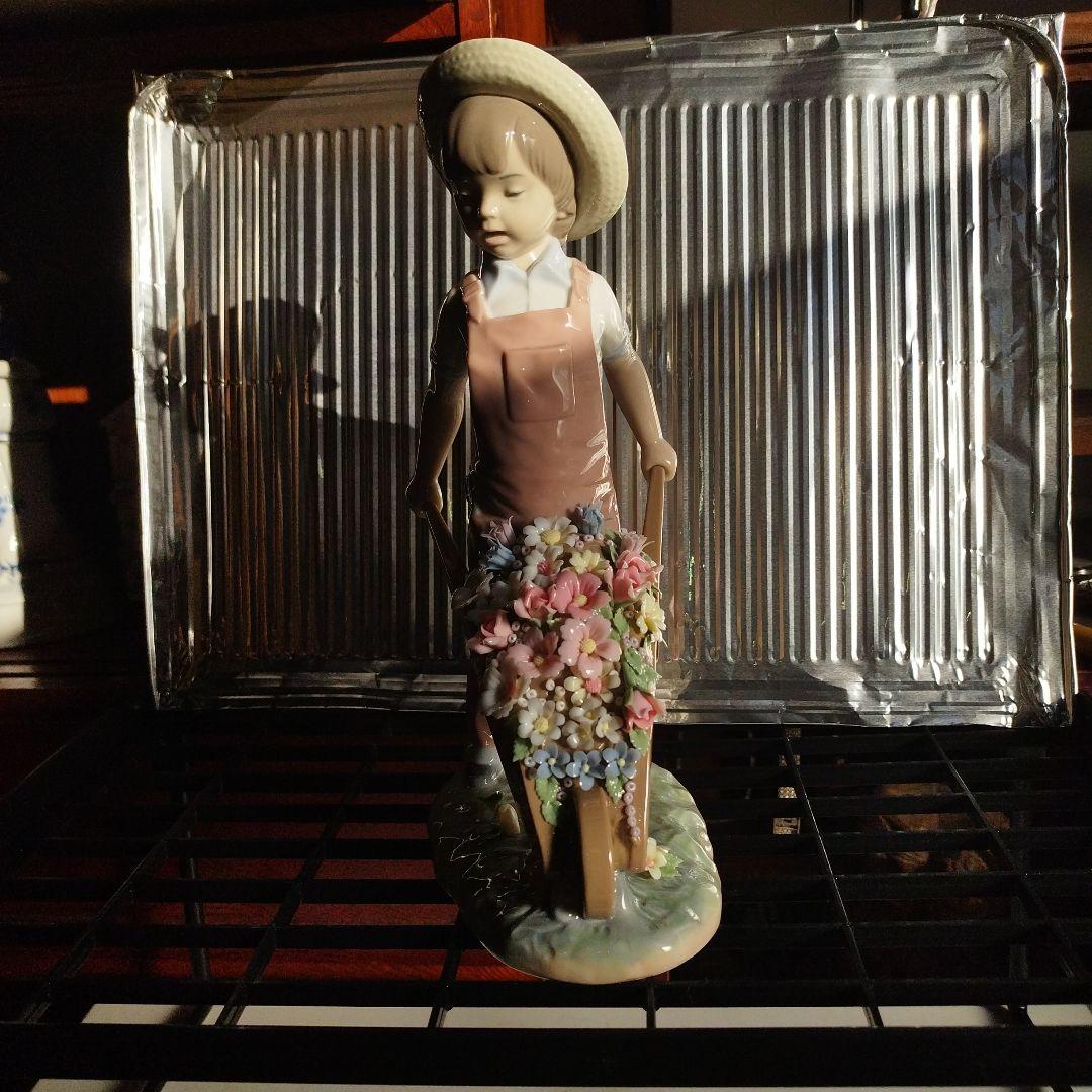 花車を押す男の子。