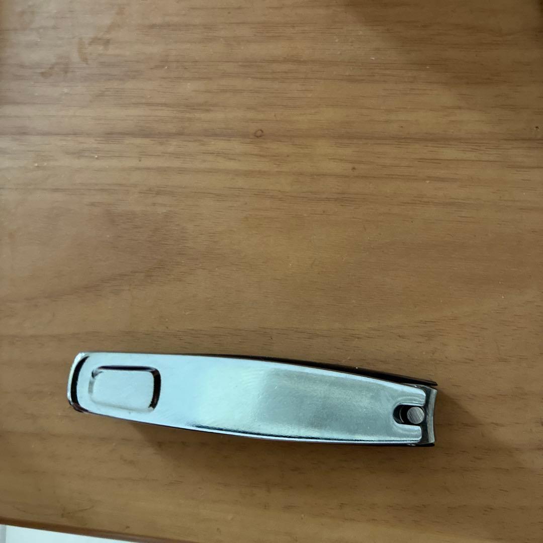 シンプルな金属製爪切り