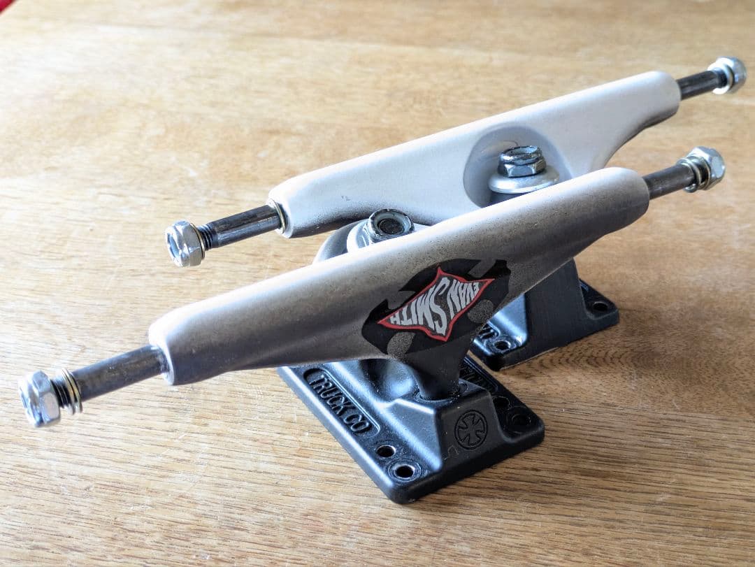 INDEPENDENT スケートボード トラック Evan Smith