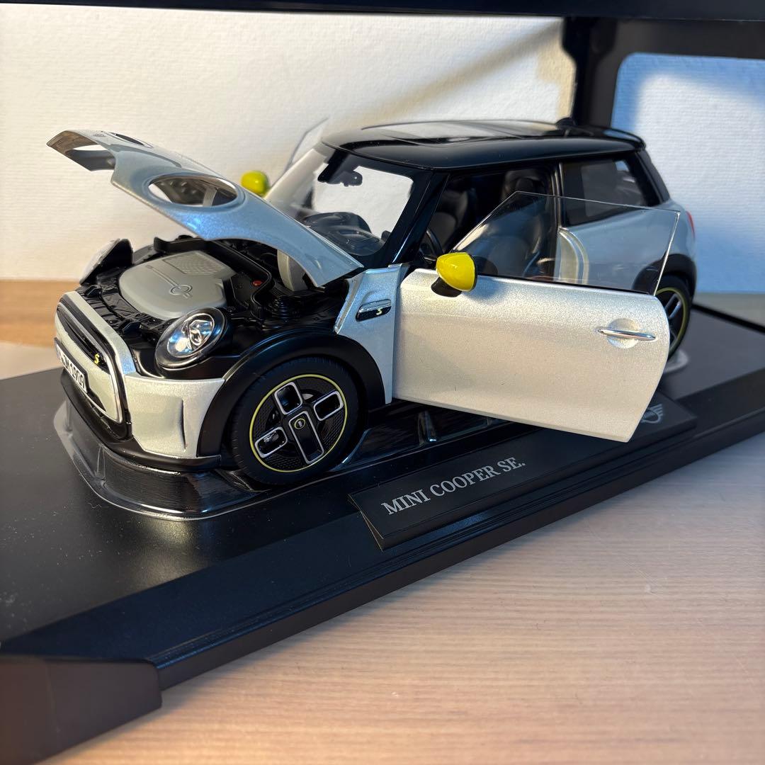 ミニ　クーパー　SE 1/18 ミニカー　シルバー　イエロー
