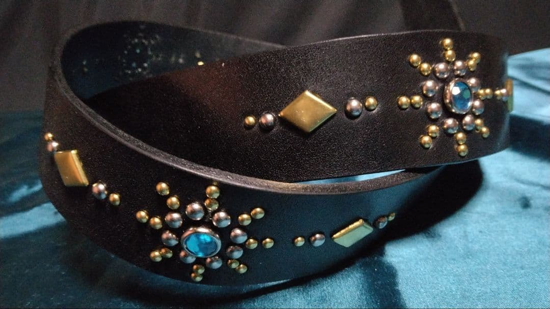 栃木レザースタッズベルトブラック　ニッケル＆ブラス　アクリルアクアブルー