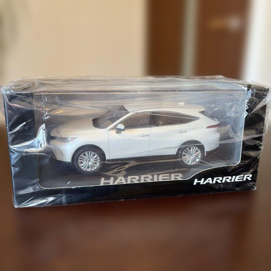 トヨタ ハリアー ミニカー 1/30 カラーサンプル ホワイトパール