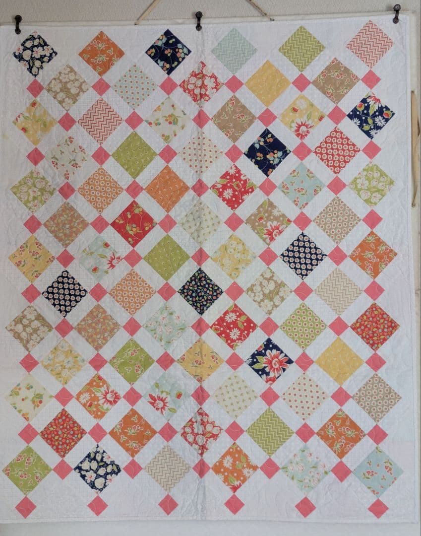 完全オリジナル！ミシンキルトタペストリー ピンクスクエアモチーフ