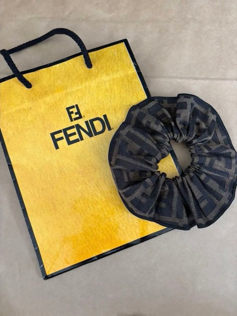 FENDI ロゴ入りシュシュ 訳あり☆FENDI☆ロゴ入りシュシュ☆ - メルカリ