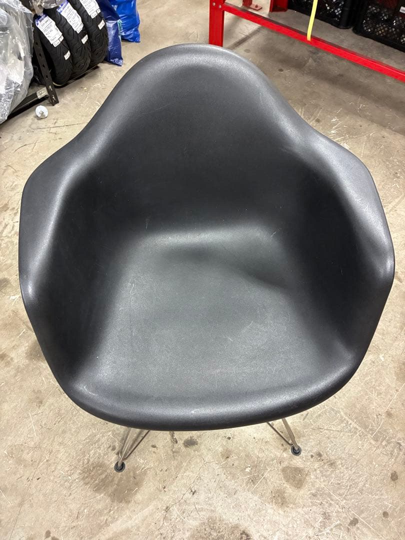 イームズチェアー ミッドセンチュリー期を彷彿とさせる背と座お丸みが特徴的なデザイン