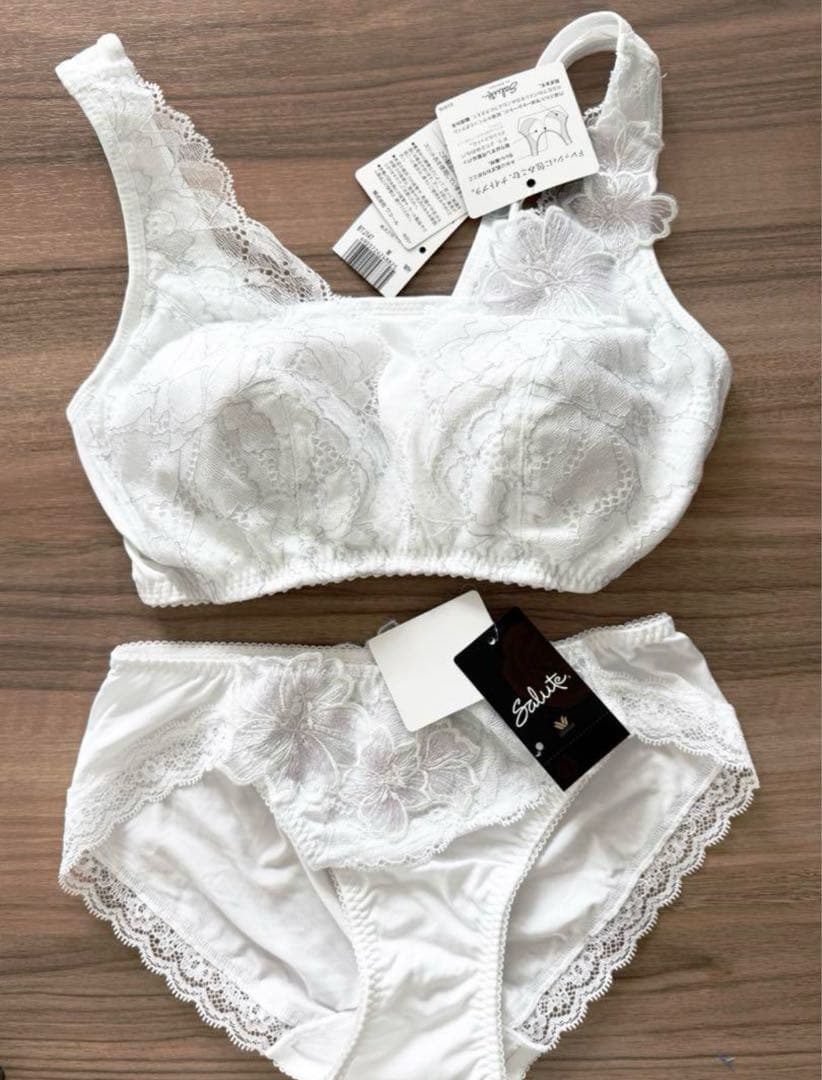 Salute ワコールナイトアップブラ&ショーツセット　M 2点セット　サルート