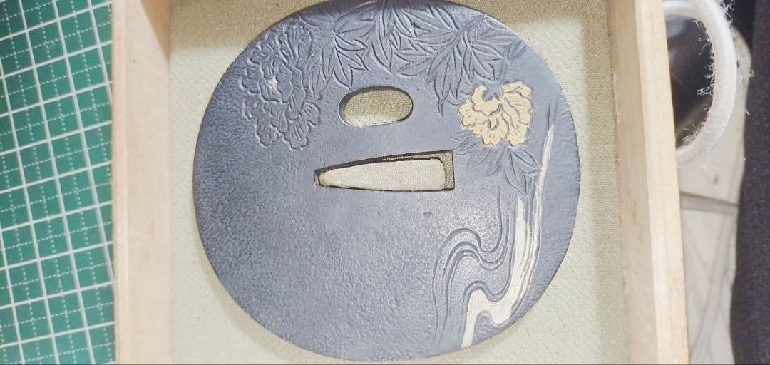 花と波模様の鉄製刀鍔 楽天市場】刀鍔 花柄紋の図 鉄製 絵金 鍔 刀の鍔 つば 鐔 刀鐔 日本刀