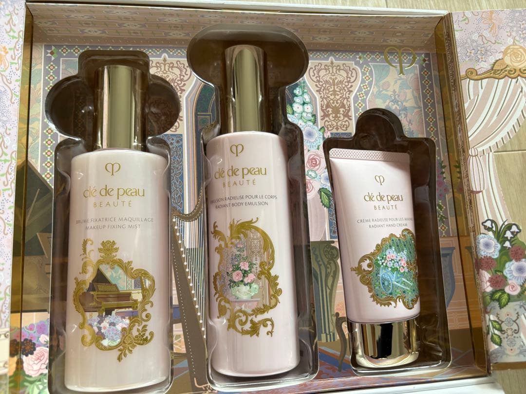 clé de peau BEAUTÉ ラディアンスギフト ブルーブラック記念品 ラディアンスギフト 2026 | クレ・ド・ポー ボーテ公式サイト